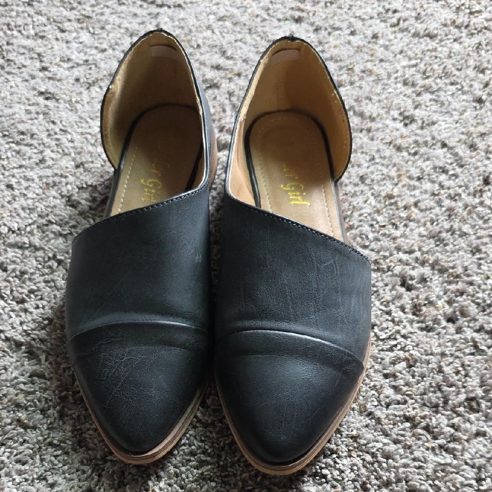 Elegant Black Leather Flats by [Brand]